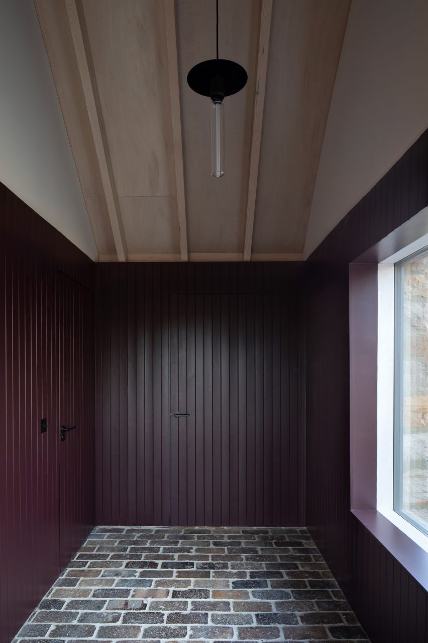 Ceangal House is a home in Scotland that was designed by Loader Monteith