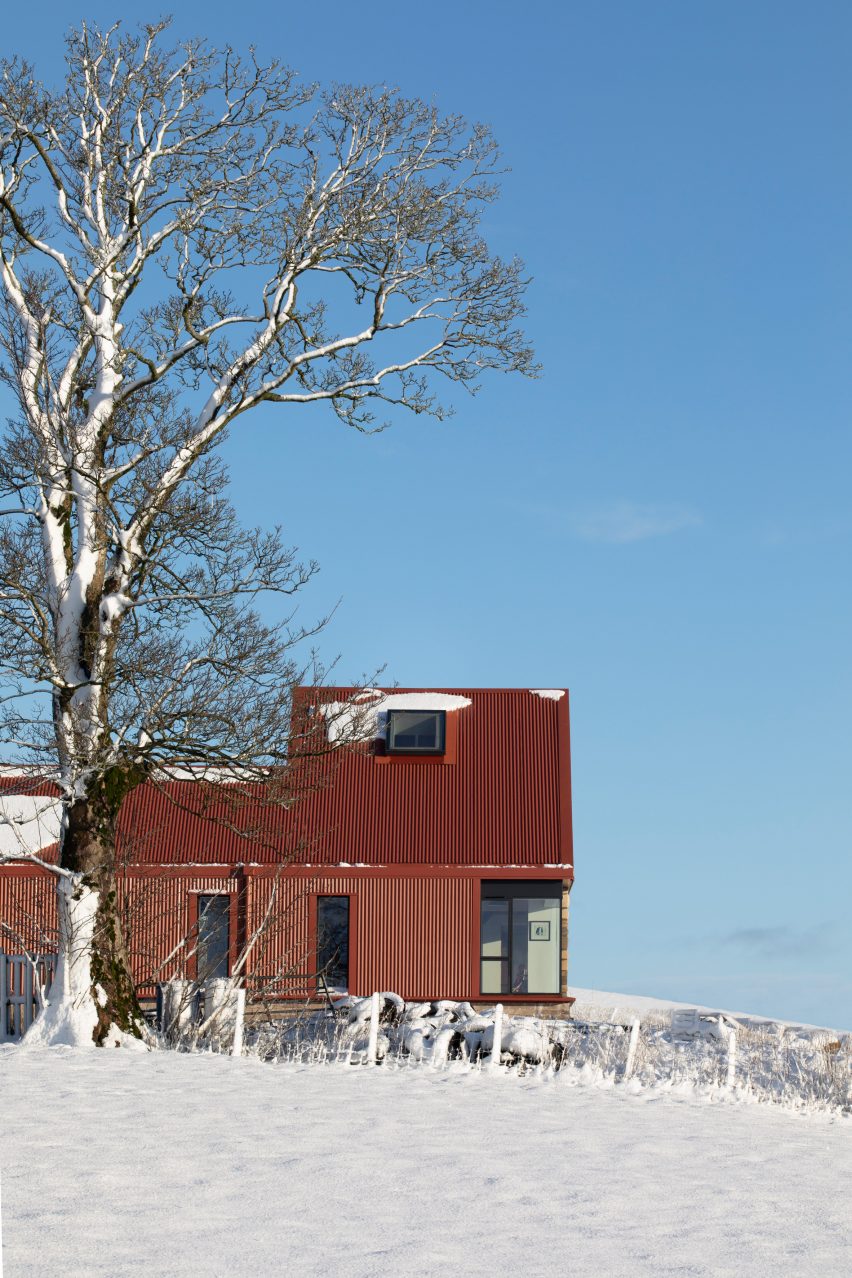 Ceangal House is a home in Scotland that was designed by Loader Monteith