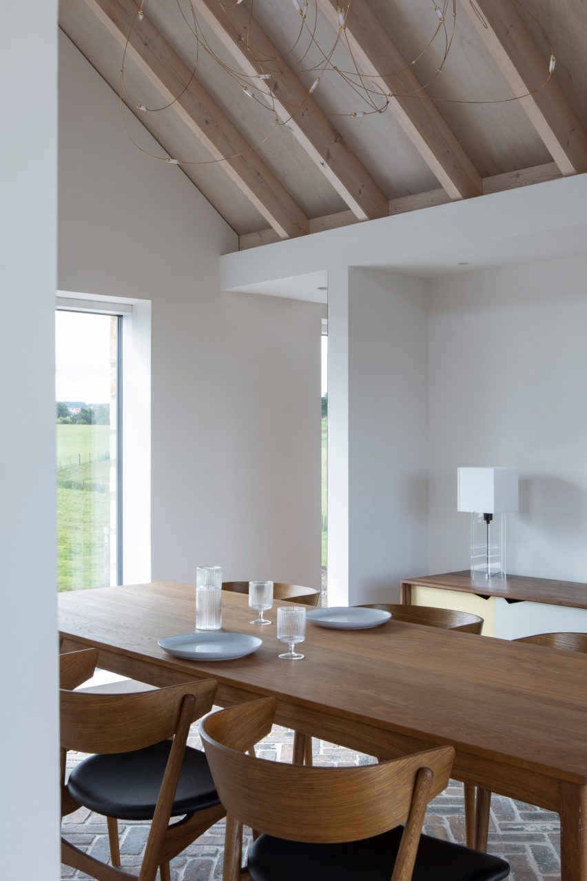 Ceangal House is a home in Scotland that was designed by Loader Monteith