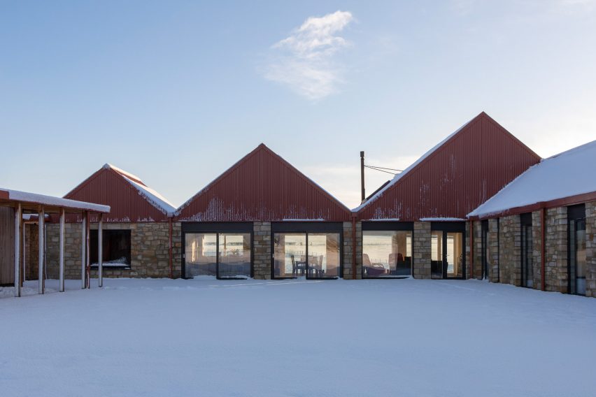 Ceangal House is a home in Scotland that was designed by Loader Monteith