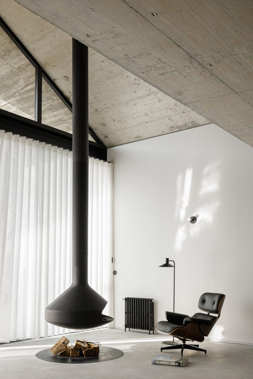 Suspended fireplace