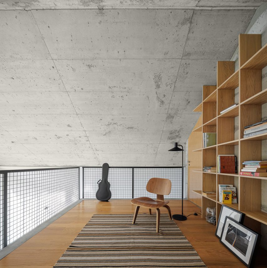 Mezzanine level with bookshelves