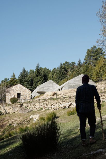 Portuguese farmhouse with concrete extension by Filipe Pina and David Bilo