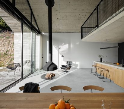 Living room with suspended fireplace