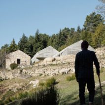 Portuguese farmhouse with concrete extension