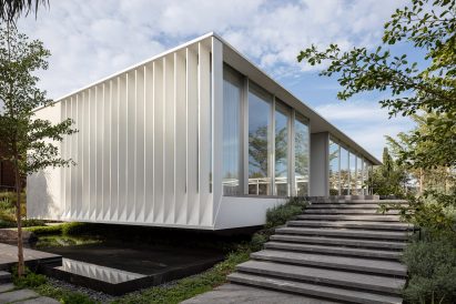Stone steps to private spa by Pitsou Kedem Architects