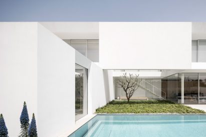 Image of K House from the garden and pool