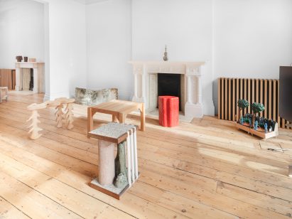 Fireplace and seats in Pyton Place