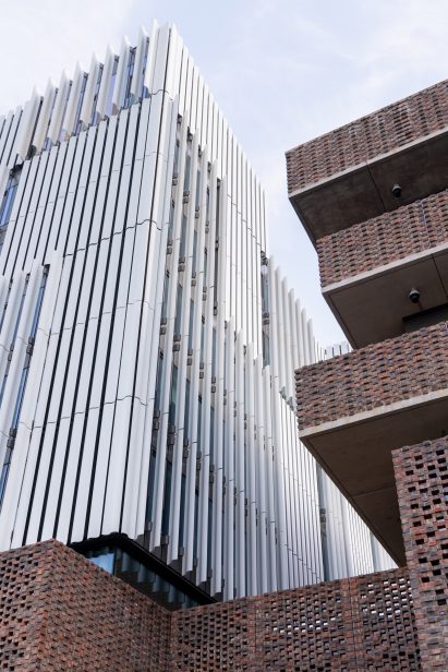 Facade of recycled-aluminium fins 