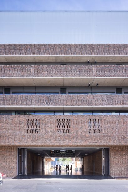 Brick facade with flemish bond
