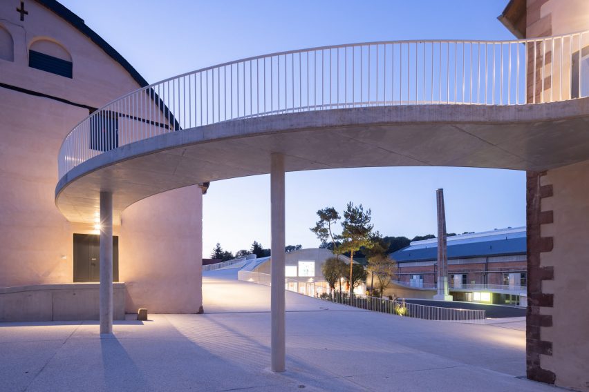 Elevated walkway at Site Verrier de Meisenthal by SO-IL and FREAKS