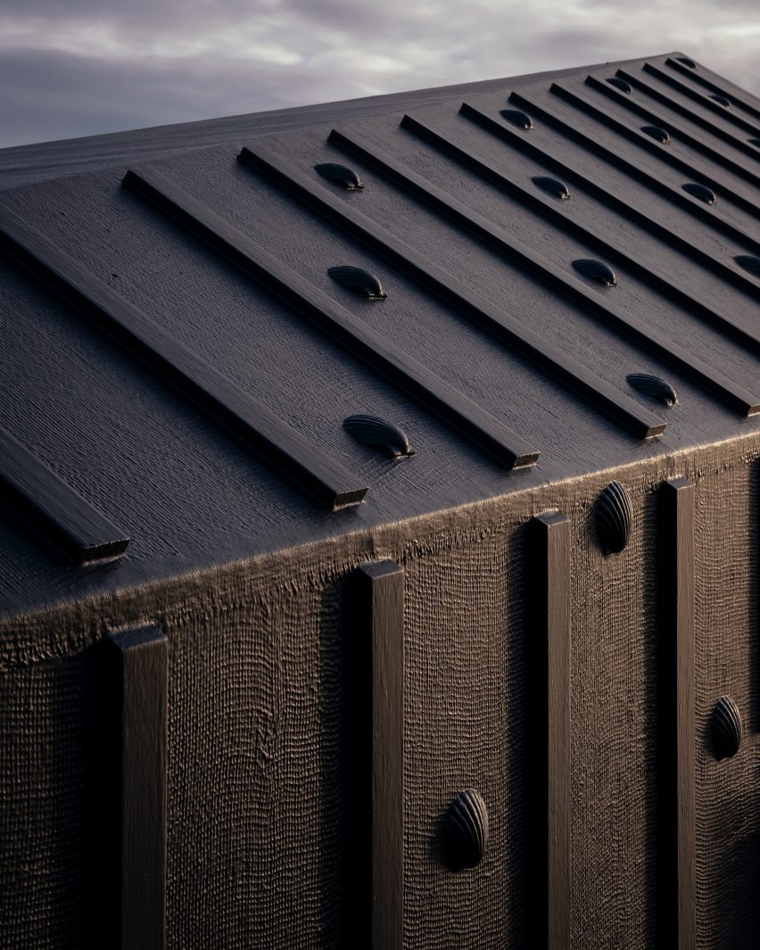 The Pottering Shed is an artist's studio by Studio MUTT that is covered in rubber