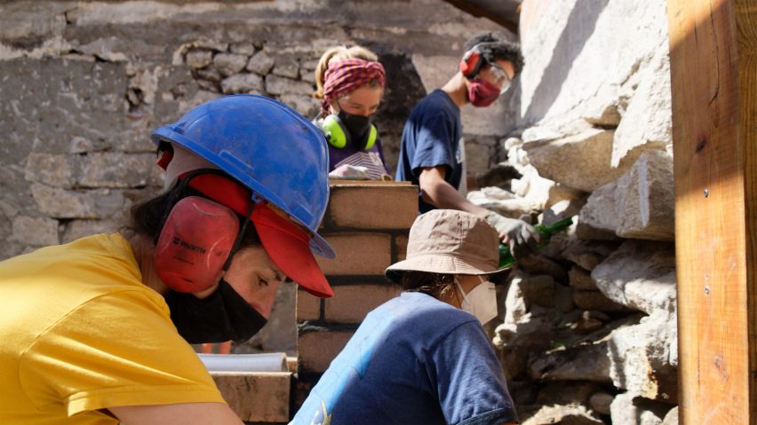 Students participating in a practical workshop on the Sustainable-Sustainable Architecture postgraduate at Critical Concrete