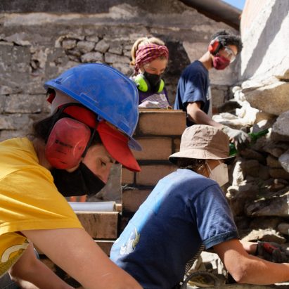 Students participating in a practical workshop on the Sustainable-Sustainable Architecture postgraduate at Critical Concrete