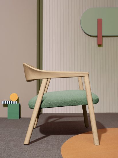 A photograph of the wooden Héra lounge with green seating