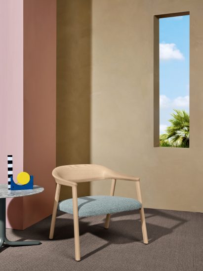 A photograph of the The Héra lounge chair with a grey seat