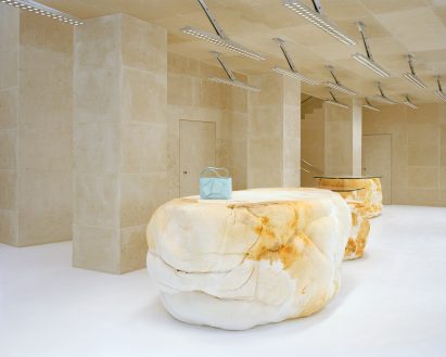 A fabric-dyed display unit is used to showcase accessories