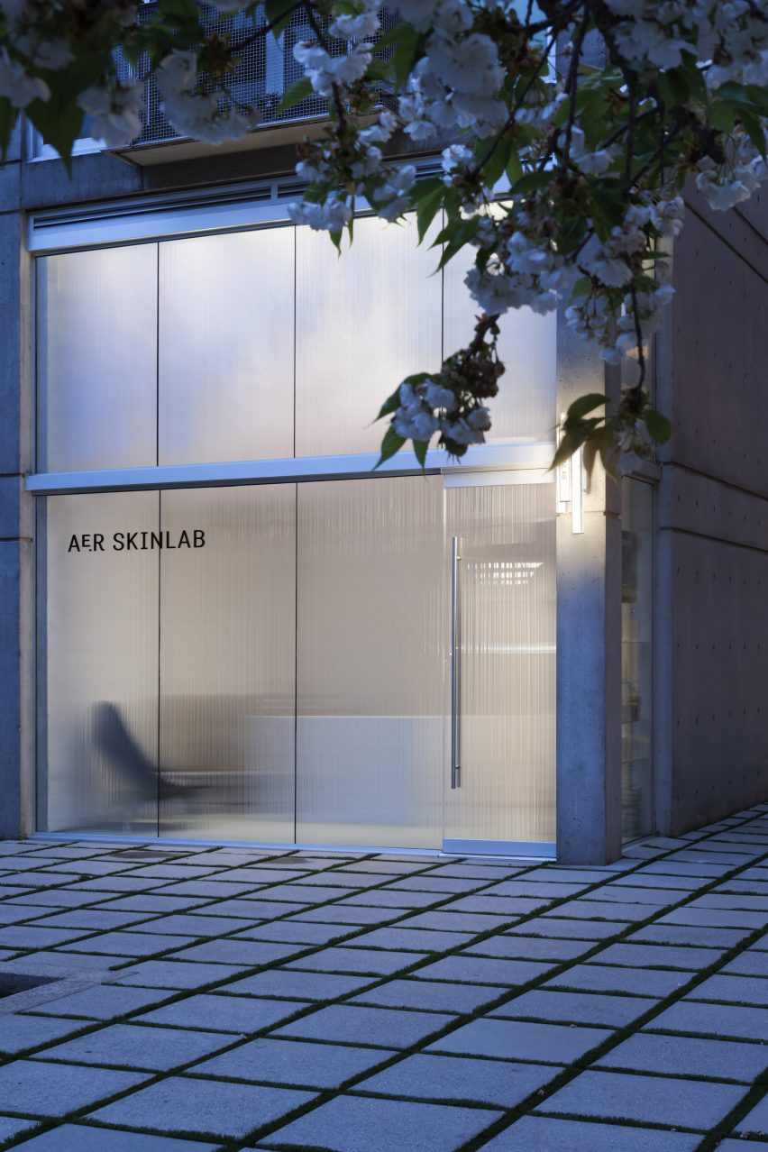 Fluted glass facade of AER Skinlab in Vancouver, designed by Leckie Studio