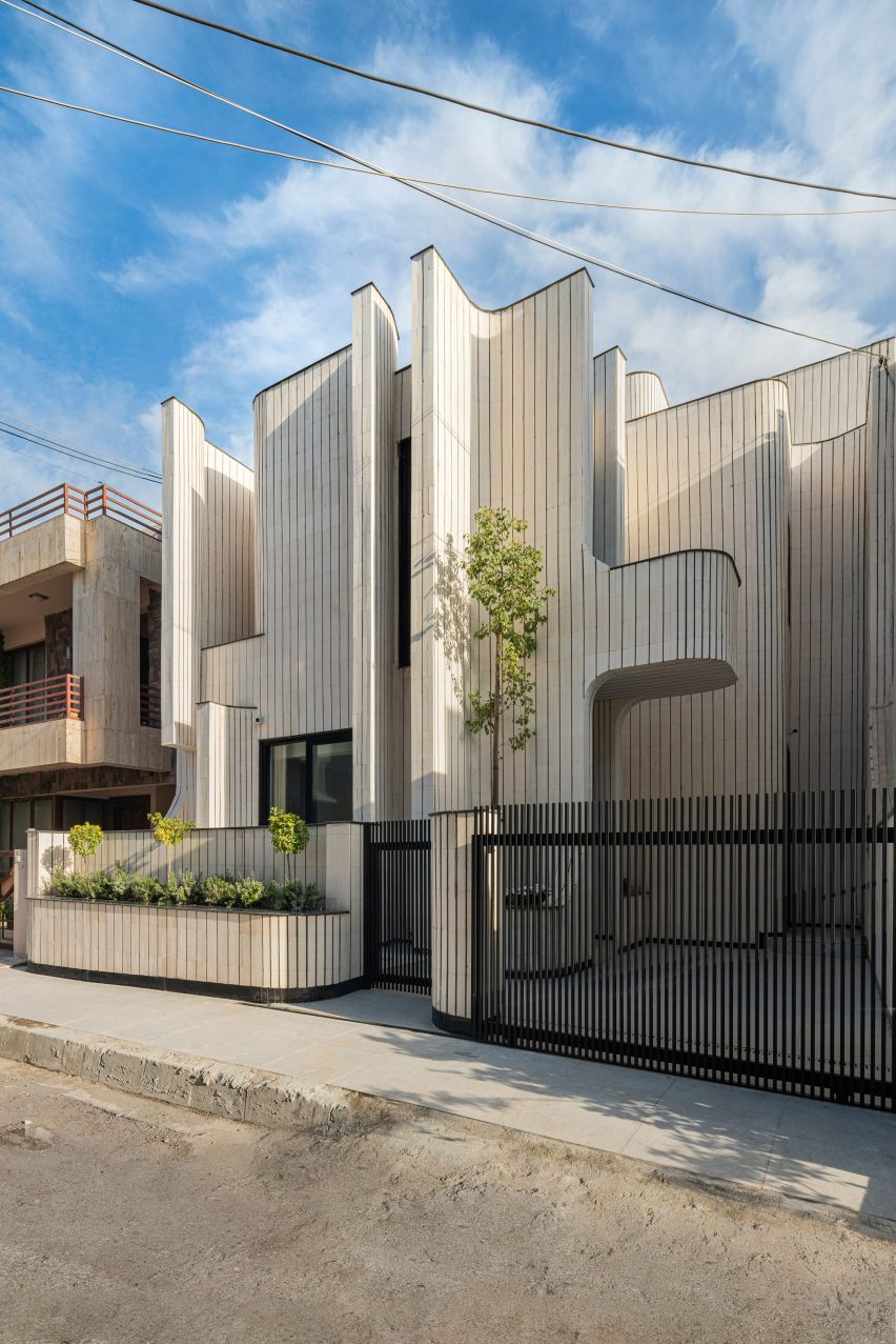 Exterior of Bakrajo House in Sulaymaniyah by Zakaa