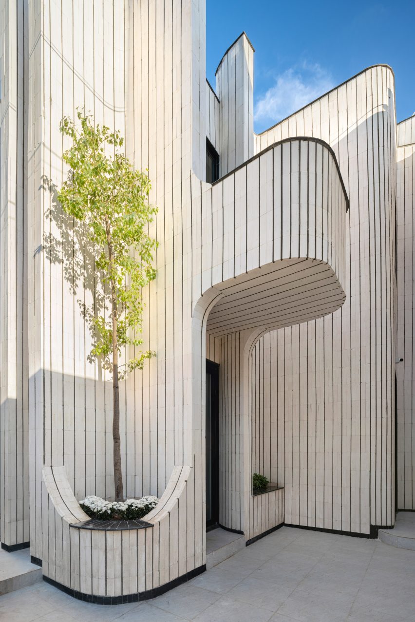 Exterior of Bakrajo House in Sulaymaniyah by Zakaa