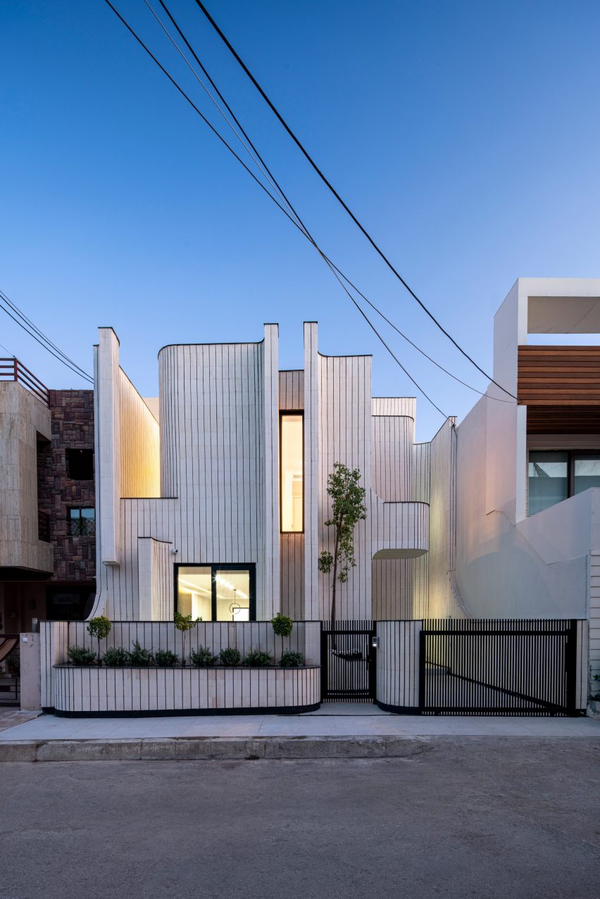 Exterior of Bakrajo House in Sulaymaniyah by Zakaa
