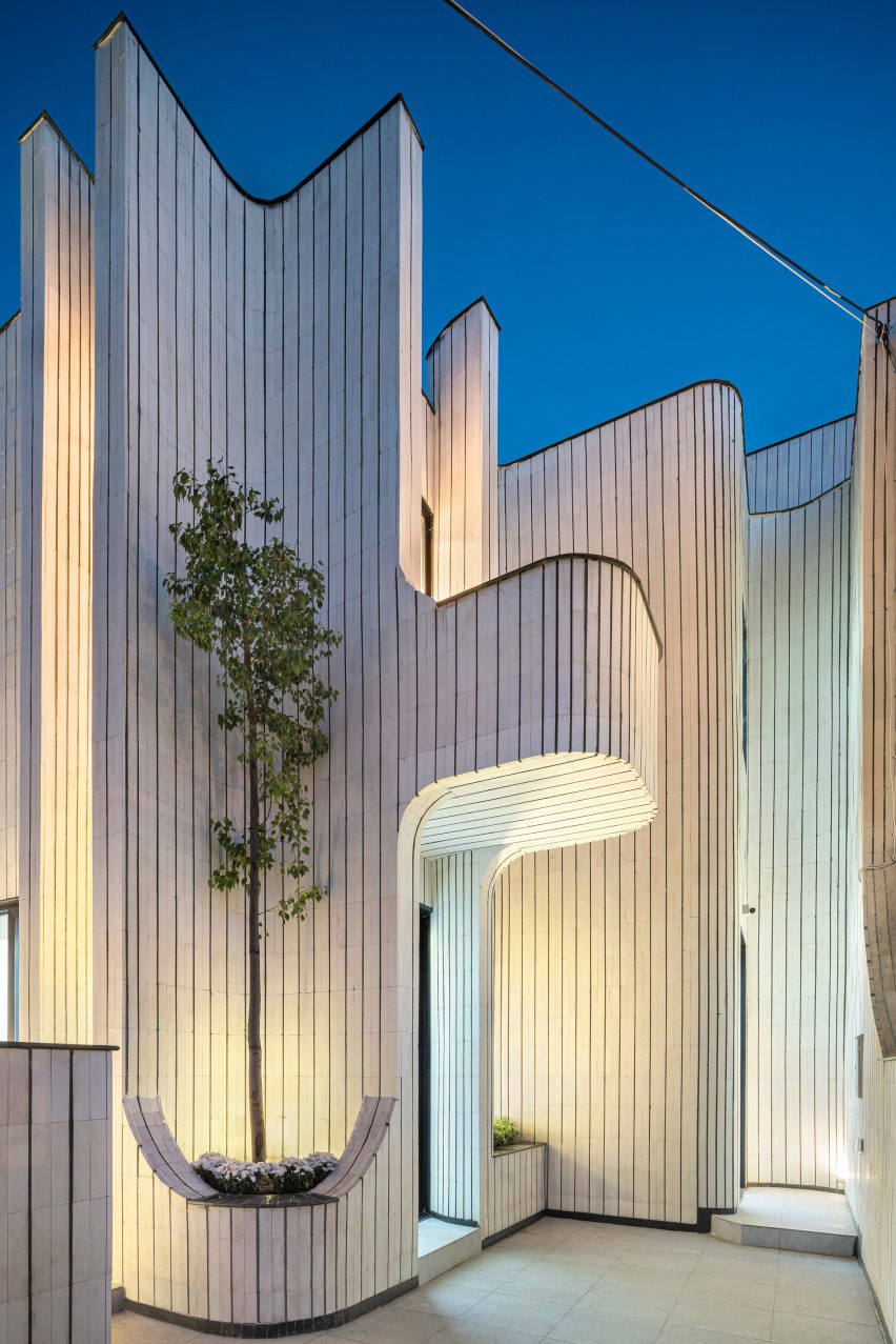 Exterior of Bakrajo House in Sulaymaniyah by Zakaa