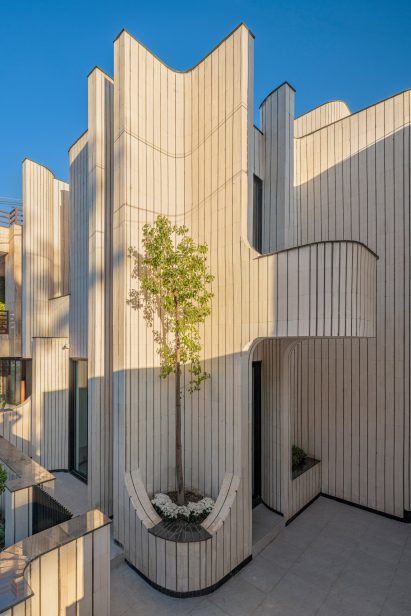 Curved facade of Bakrajo House by Zakaa