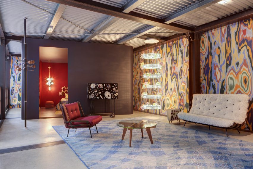 A living room with marble pattern wall veneer