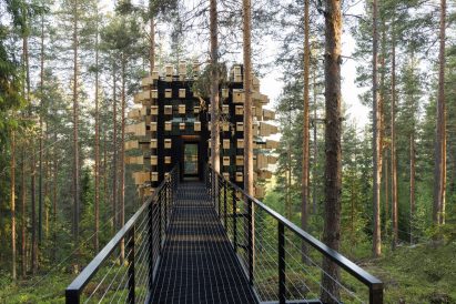 Treehouse hotel accessed by a bridge