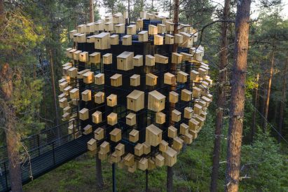 Birdhouse-covered treehouse