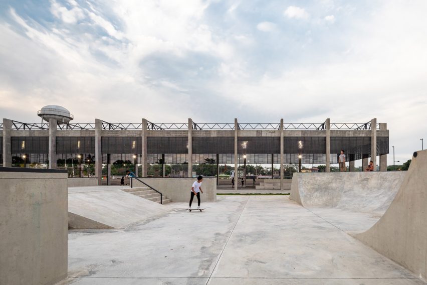 Quintanilla Arquitectos Canales sports field