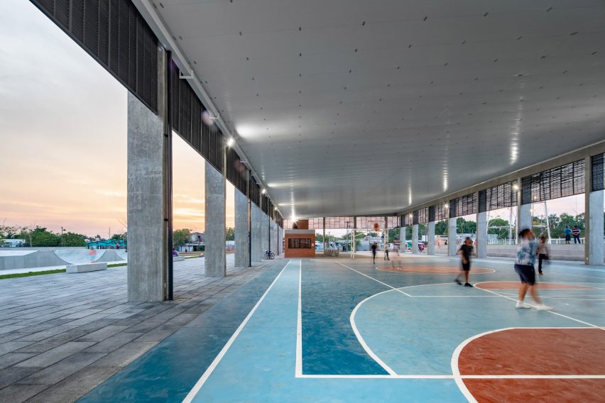 Quintanilla Arquitectos Canales sports field