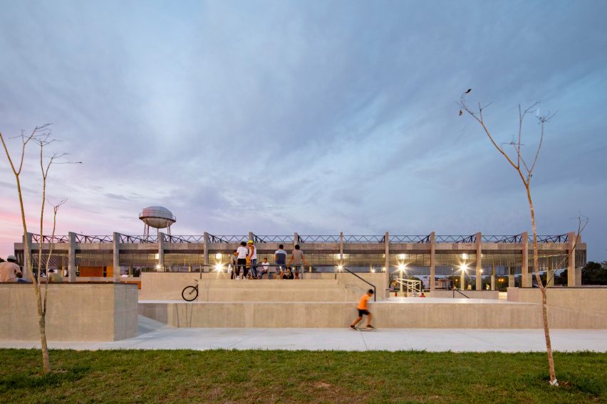 Quintanilla Arquitectos Canales sports field