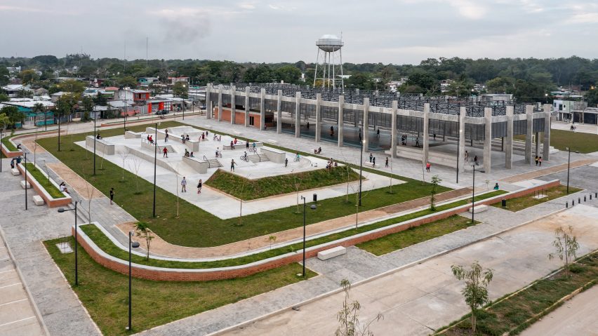 Quintanilla Arquitectos Canales sports field