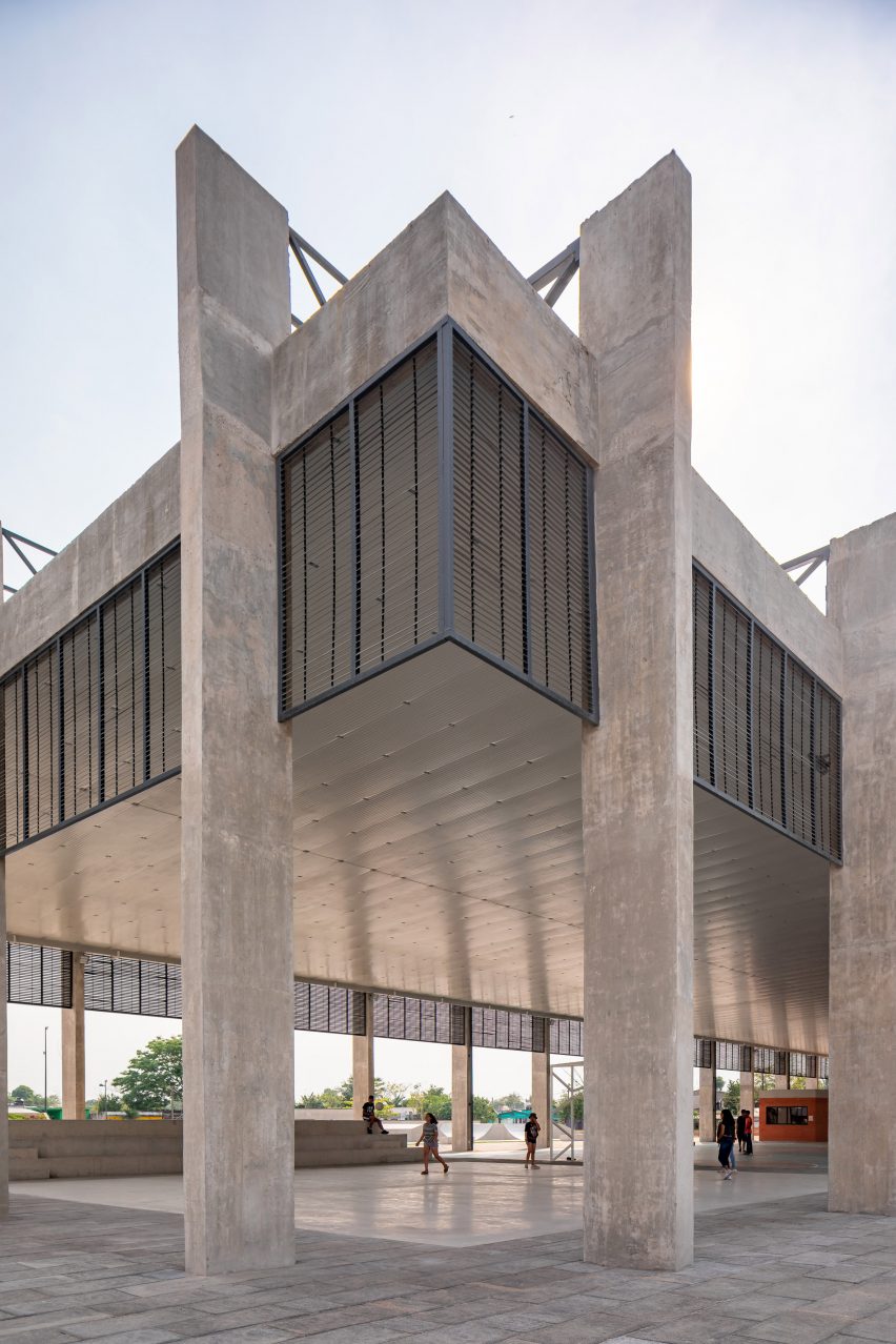 Quintanilla Arquitectos Canales sports field