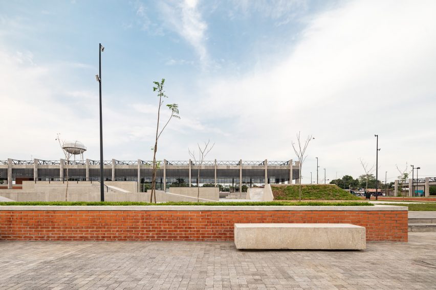 Quintanilla Arquitectos Canales sports field