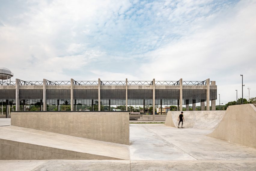 Quintanilla Arquitectos Canales sports field