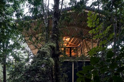Guillermo Acuña cabin with curved roof