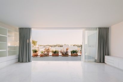 Cotaparedes Arquitectos roof terrace