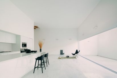 Cotaparedes Arquitectos white interiors