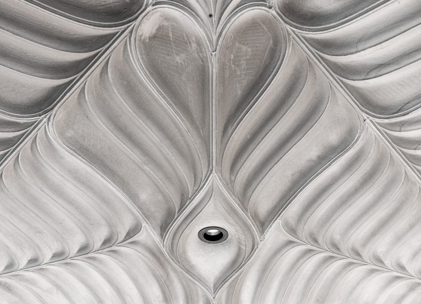 Contour pattern on a concrete ceiling