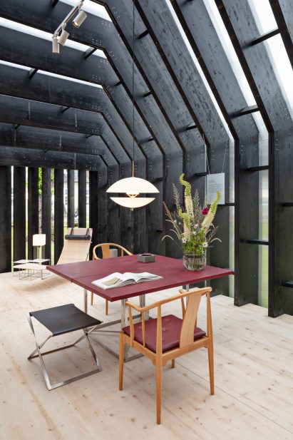 Black glulam beams inside pavilion