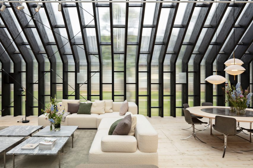 Polycarbonate wall