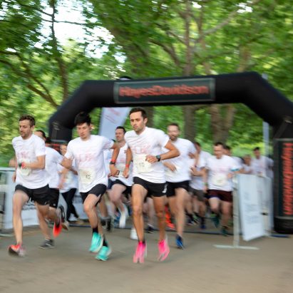 Runners leaving the starting point at the HD5K race