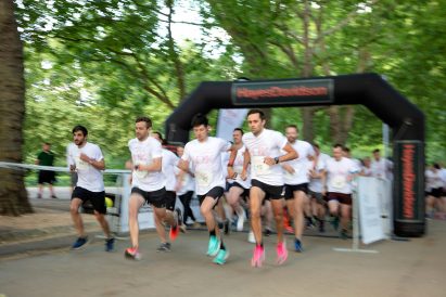 Runners leaving the starting point at the HD5K race