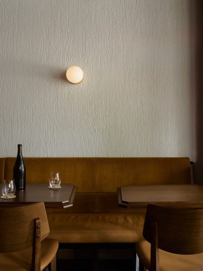 Corduroy-upholstered bench in Jane bar