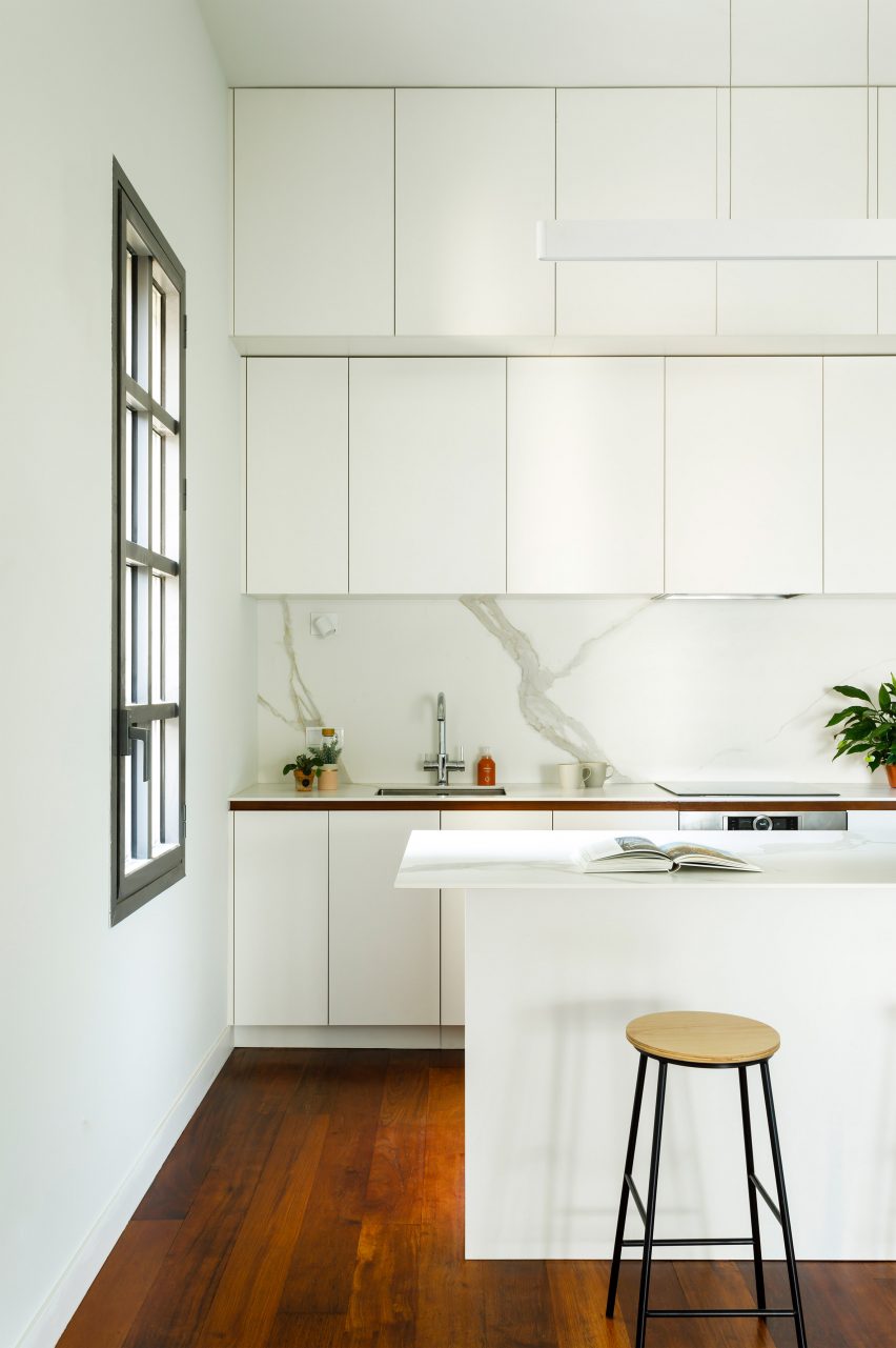 Kitchen in Loft in Poblenou by Neuronalab