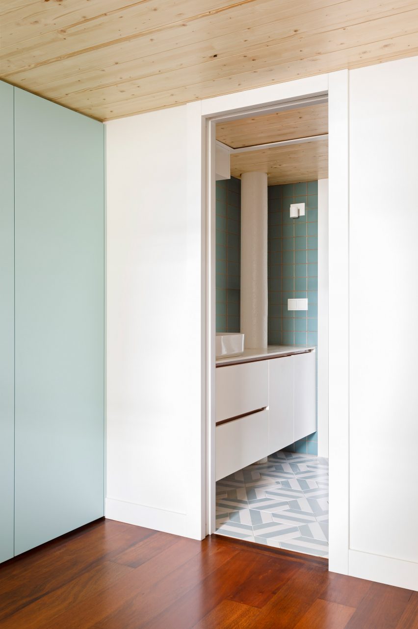 Bathroom in Loft in Poblenou by Neuronalab