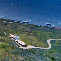 Studio Schicketanz embeds weekend home into hillside in California’s Big Sur