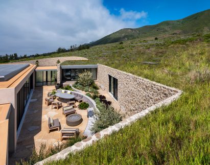 Studio Schicketanz hillside home